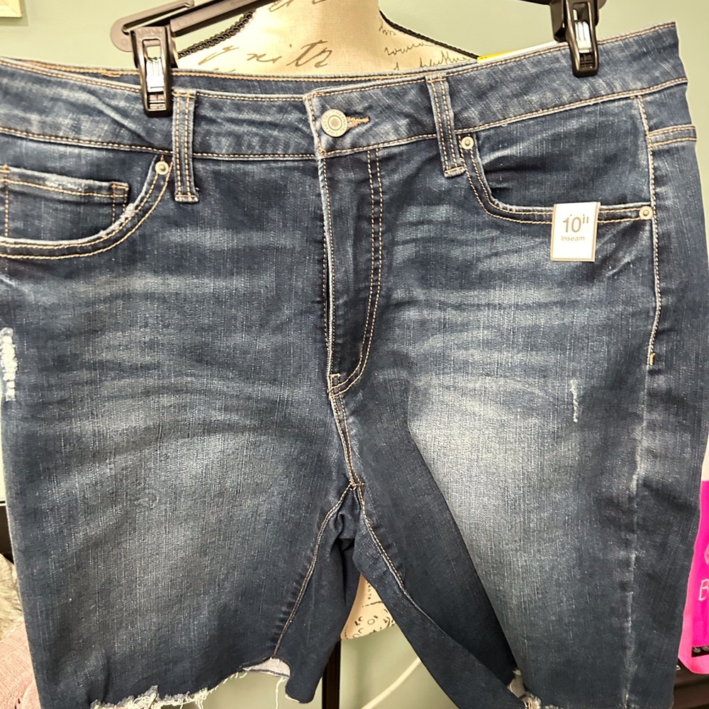 NWT women’s Time and Tru size 14 high rise Bermudan shorts